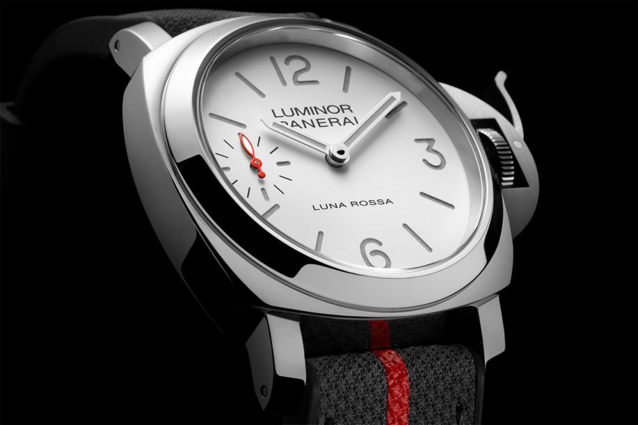 Panerai just released new option for the Luminor Luna Rossa to celebrate the renewal of the brand’s partnership with the Team Luna Rossa sailing team.
